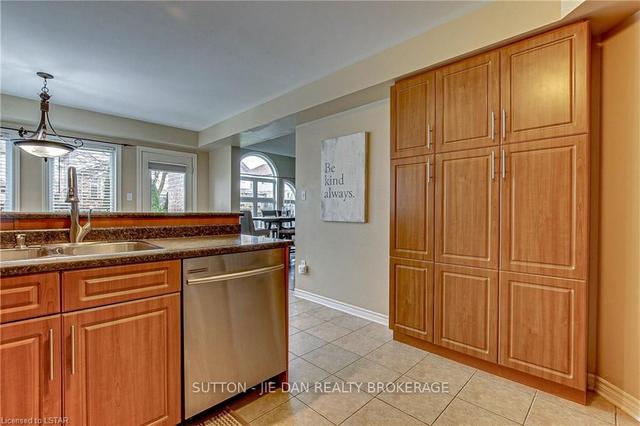 853 Mapleridge St, House detached with 3 bedrooms, 3 bathrooms and 4 parking in London ON | Image 2