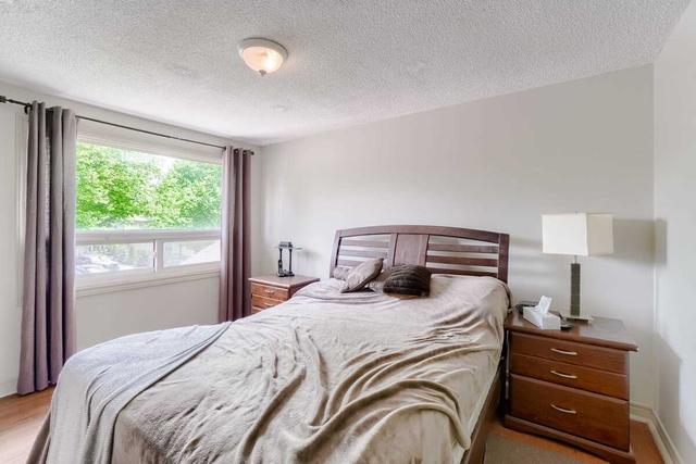 74 Berkshire Sq, House attached with 3 bedrooms, 2 bathrooms and 3 parking in Brampton ON | Image 2