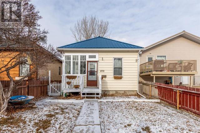 1270 Bridge Street Se, House detached with 2 bedrooms, 1 bathrooms and 2 parking in Medicine Hat AB | Card Image