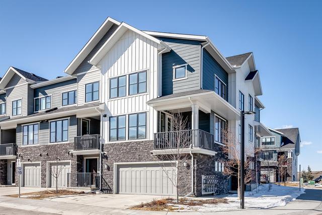 137 Crestridge Common Sw, Home with 3 bedrooms, 2 bathrooms and 4 parking in Calgary AB | Image 2