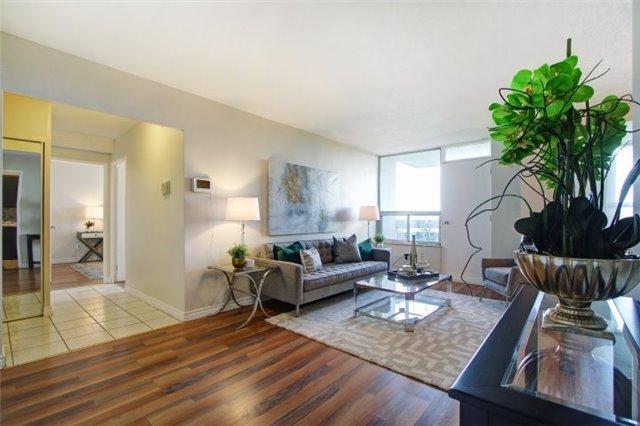 802 - 10 Edgecliff Gfwy, Condo with 2 bedrooms, 1 bathrooms and 1 parking in Toronto ON | Image 2