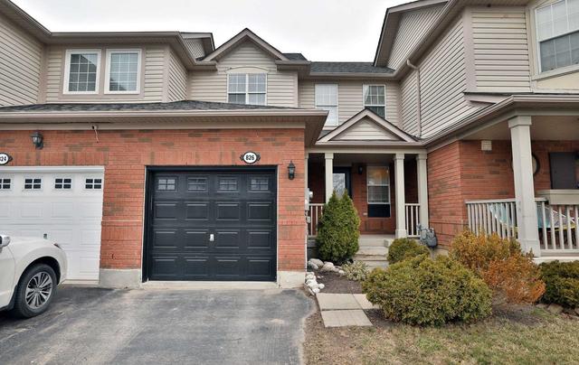 826 Mckay Cres, House attached with 3 bedrooms, 3 bathrooms and 3 parking in Milton ON | Image 1
