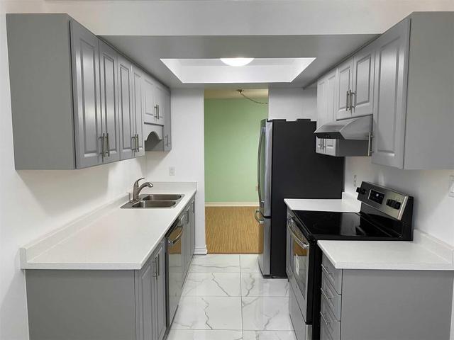 Ph# 11 - 5 Lisa St, Condo with 3 bedrooms, 2 bathrooms and 1 parking in Brampton ON | Image 2