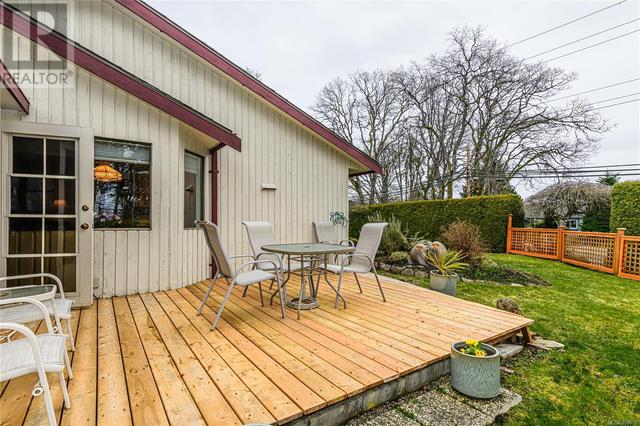 1526 Mt. Douglas Cross Rd, House detached with 2 bedrooms, 2 bathrooms and 2 parking in Saanich BC | Image 4