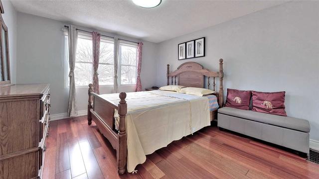 74 Deanscroft Sq, House detached with 3 bedrooms, 3 bathrooms and 3 parking in Toronto ON | Image 2