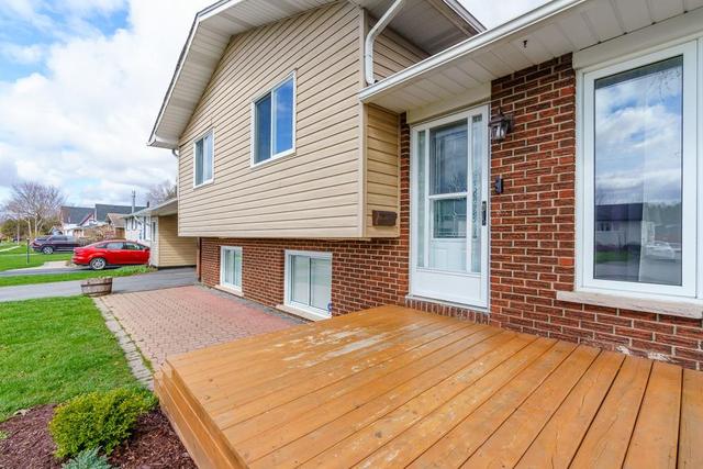 25 St Laurent Avenue, House detached with 4 bedrooms, 2 bathrooms and 4 parking in South Stormont ON | Image 2