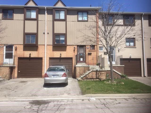 107 Moregate Cres, Townhouse with 3 bedrooms, 2 bathrooms and 2 parking in Brampton ON | Image 1