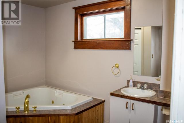 304 Broadway Avenue S, House detached with 6 bedrooms, 2 bathrooms and null parking in Melfort SK | Image 19
