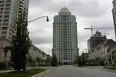 th117 - 17 Barberry Pl, Townhouse with 3 bedrooms, 3 bathrooms and 2 parking in Toronto ON | Image 1