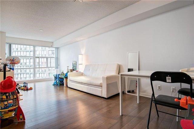 1002 - 11 St Joseph St, Condo with 1 bedrooms, 1 bathrooms and null parking in Toronto ON | Image 3