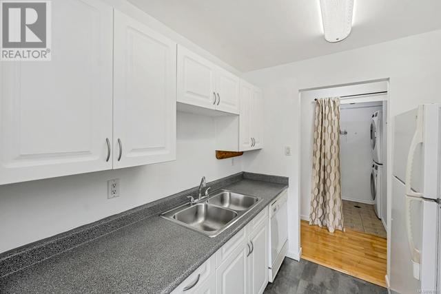 542 Carnation Pl, Condo with 2 bedrooms, 1 bathrooms and 1 parking in Saanich BC | Image 13