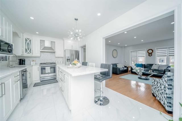81 Via Jessica Dr, House detached with 4 bedrooms, 4 bathrooms and 6 parking in Markham ON | Image 4