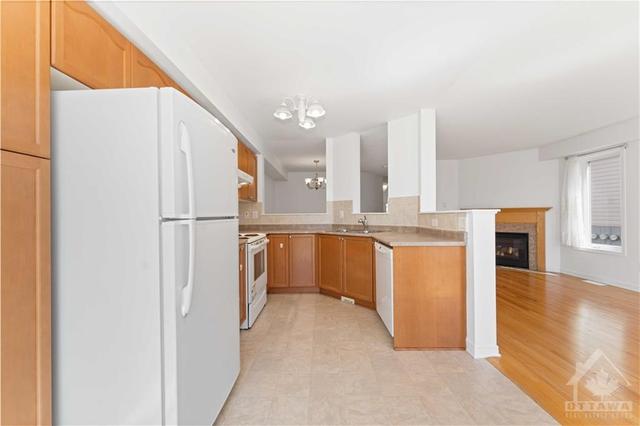 236 Rolling Meadow Crescent, Townhouse with 3 bedrooms, 3 bathrooms and 3 parking in Ottawa ON | Image 7