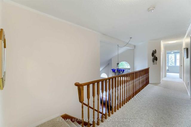 104 Lord Simcoe Dr, House detached with 4 bedrooms, 3 bathrooms and 4 parking in Brampton ON | Image 5
