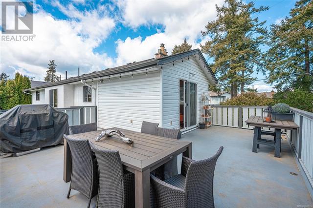 589 Kay St, House detached with 4 bedrooms, 2 bathrooms and 6 parking in Saanich BC | Image 17