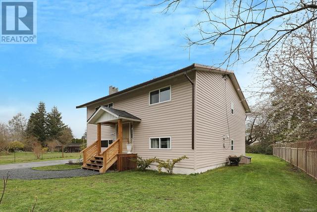 2716 Virginia Dr, House detached with 4 bedrooms, 2 bathrooms and 3 parking in Comox Valley B (Lazo North) BC | Image 33