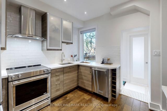 138 Hepbourne St, House semidetached with 3 bedrooms, 4 bathrooms and 0 parking in Toronto ON | Image 3