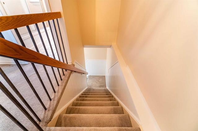 32 Carisbrooke Crt, Townhouse with 3 bedrooms, 2 bathrooms and 2 parking in Brampton ON | Image 10