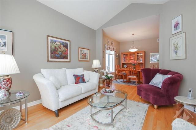 27 Upwood Street, House detached with 3 bedrooms, 3 bathrooms and 3 parking in Ottawa ON | Image 5