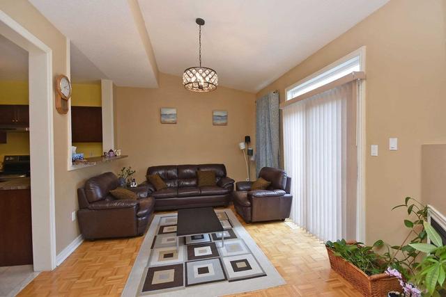 83 Pantomine Blvd, House detached with 4 bedrooms, 3 bathrooms and 4 parking in Brampton ON | Image 4