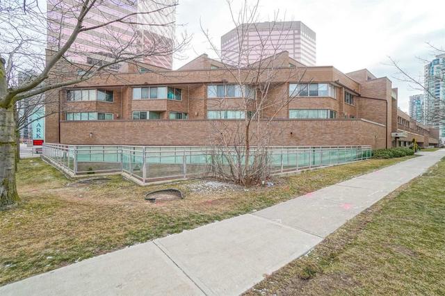 101 - 3 Duplex Ave, Condo with 1 bedrooms, 2 bathrooms and 1 parking in Toronto ON | Image 1