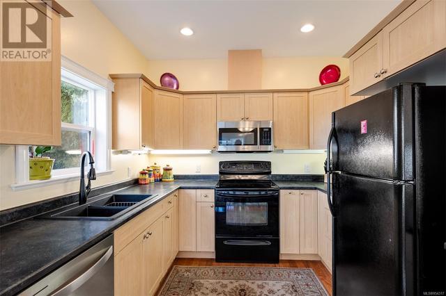 1718 Midgard Ave, House detached with 5 bedrooms, 3 bathrooms and 3 parking in Saanich BC | Image 12