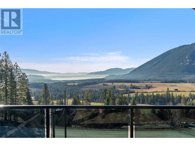 2711 Sun Ridge Place, House detached with 3 bedrooms, 3 bathrooms and 4 parking in Columbia Shuswap C BC | Image 3