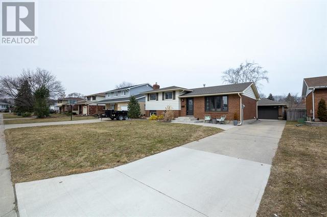 18 Durco Avenue, House detached with 4 bedrooms, 1 bathrooms and null parking in Sarnia ON | Image 3