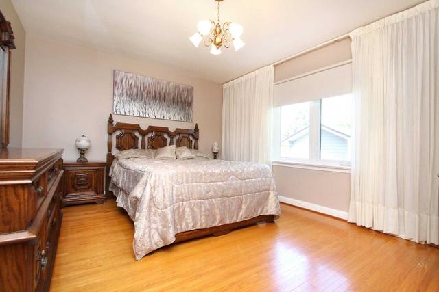 4 Alladin Ave, House detached with 3 bedrooms, 2 bathrooms and 5 parking in Toronto ON | Image 6