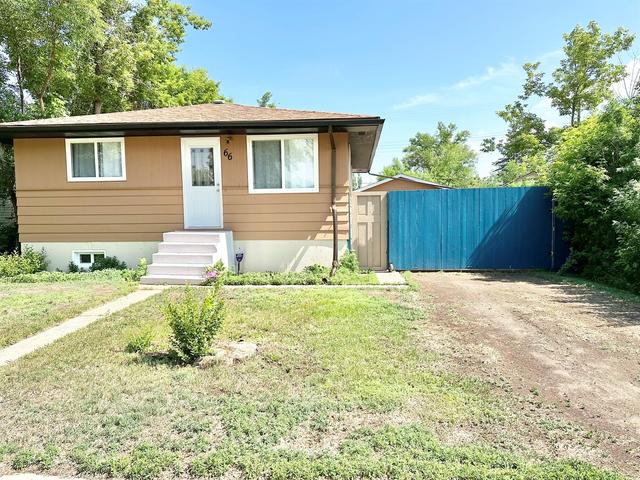 66 2 Avenue E, House detached with 2 bedrooms, 1 bathrooms and 2 parking in Newell County AB | Image 3