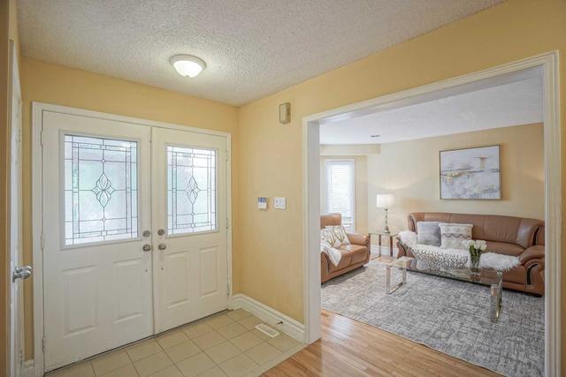 18 Cummings Crt, House detached with 4 bedrooms, 3 bathrooms and 6 parking in Markham ON | Image 12