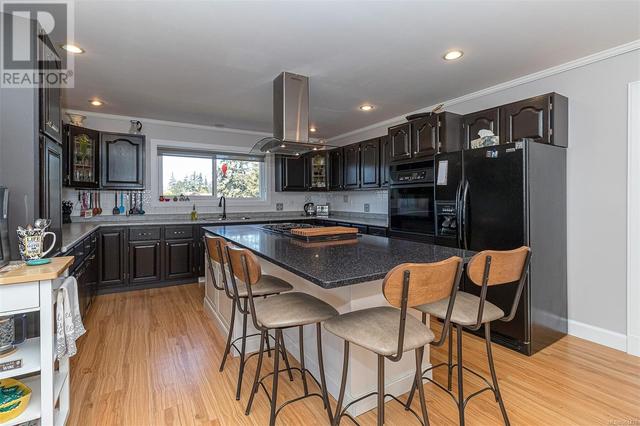 559 Kenneth St, House detached with 4 bedrooms, 3 bathrooms and 4 parking in Saanich BC | Image 10