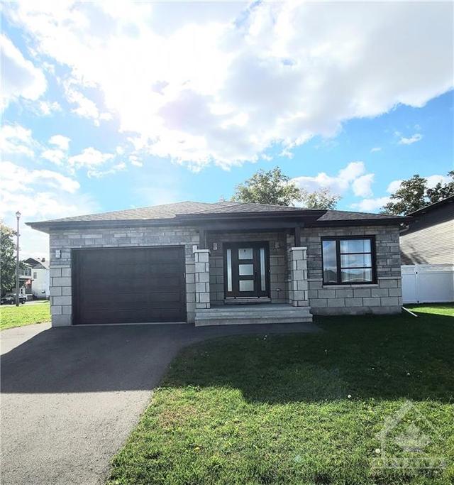 2395 Watson Crescent, House detached with 2 bedrooms, 2 bathrooms and 5 parking in Cornwall ON | Card Image