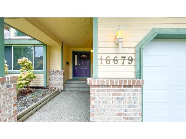 16679 S Glenwood Crescent, House detached with 4 bedrooms, 3 bathrooms and 4 parking in Surrey BC | Image 2