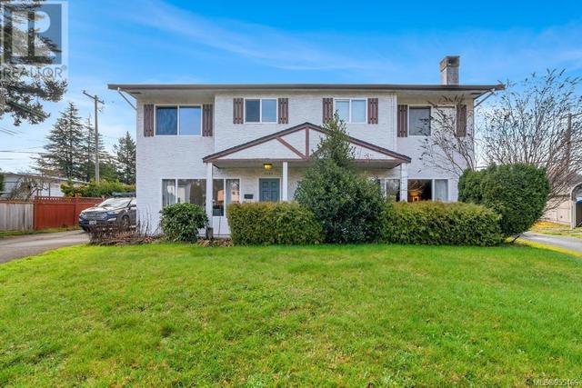 1725/1727 Ashdale Pl, House detached with 6 bedrooms, 4 bathrooms and 4 parking in Saanich BC | Image 1
