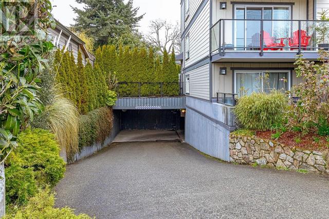 201 - 1024 Fairfield Rd, Condo with 2 bedrooms, 2 bathrooms and 1 parking in Victoria BC | Image 3