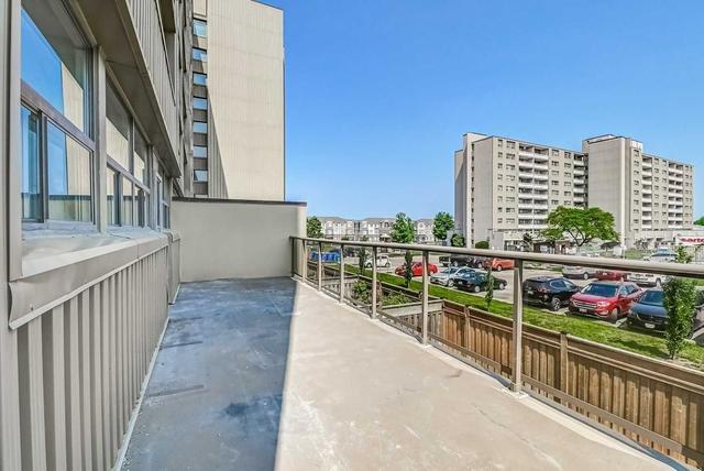 unit 23 - 15 Nicklaus Dr, Condo with 4 bedrooms, 2 bathrooms and 1 parking in Hamilton ON | Image 4
