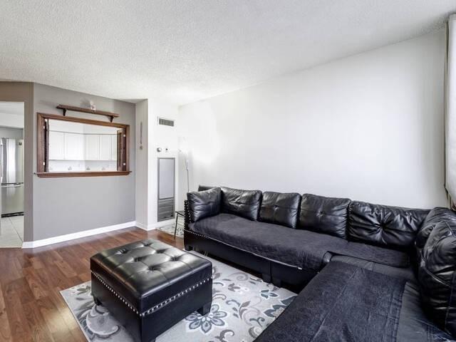 1007 - 10 Laurelcrest St, Condo with 2 bedrooms, 1 bathrooms and 2 parking in Brampton ON | Image 5