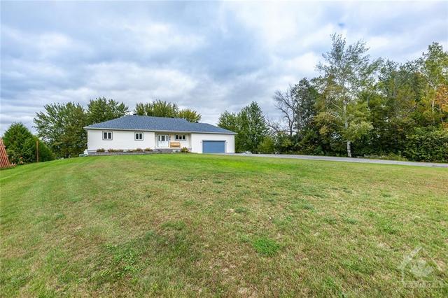 1899 Concession 1 Road, House detached with 4 bedrooms, 3 bathrooms and 10 parking in Alfred and Plantagenet ON | Image 2