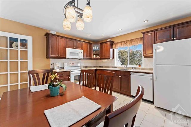 121 Hawk Crescent, House detached with 4 bedrooms, 4 bathrooms and 6 parking in Ottawa ON | Image 9