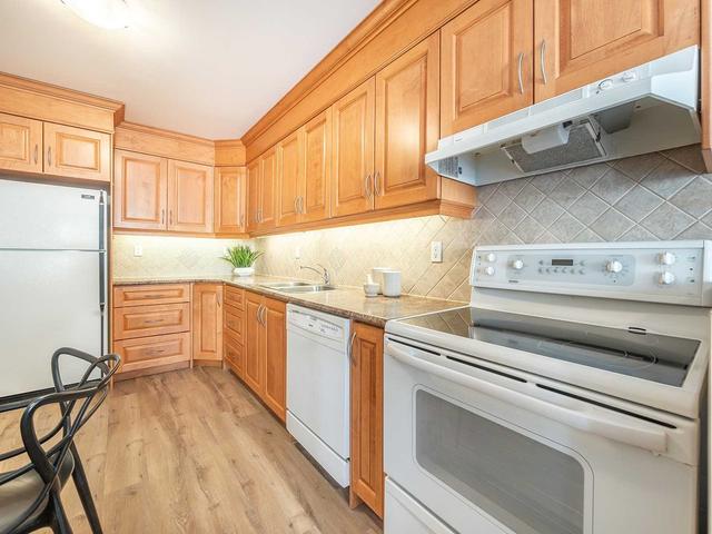12 Sadlee Cove Cres, House attached with 3 bedrooms, 2 bathrooms and 3 parking in Toronto ON | Image 6