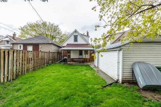 121 Barons Ave N, House detached with 3 bedrooms, 1 bathrooms and 3 parking in Hamilton ON | Image 18