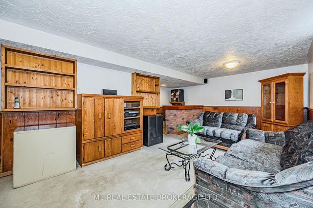 36 Upton Cres, House detached with 4 bedrooms, 1 bathrooms and 4 parking in Guelph ON | Image 16