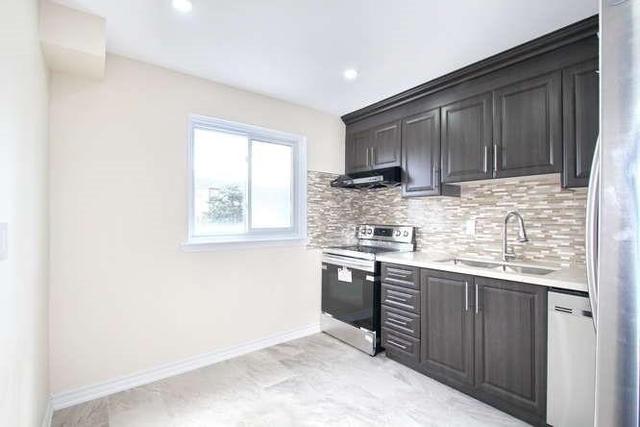 26 Moregate Cres, Townhouse with 3 bedrooms, 2 bathrooms and 1 parking in Brampton ON | Image 2