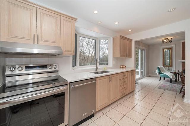 6439 Sugar Creek Way, House detached with 4 bedrooms, 3 bathrooms and 4 parking in Ottawa ON | Image 10