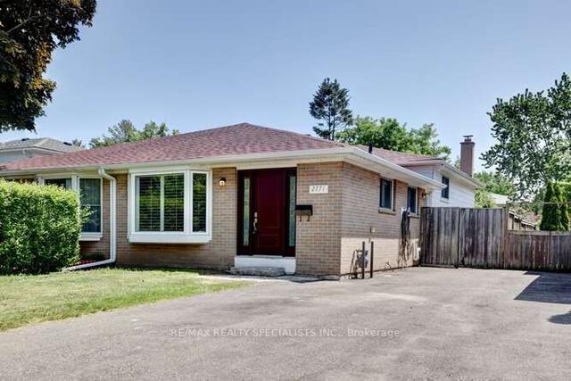2771 Hollington Cres, House semidetached with 3 bedrooms, 2 bathrooms and 3 parking in Mississauga ON | Image 1