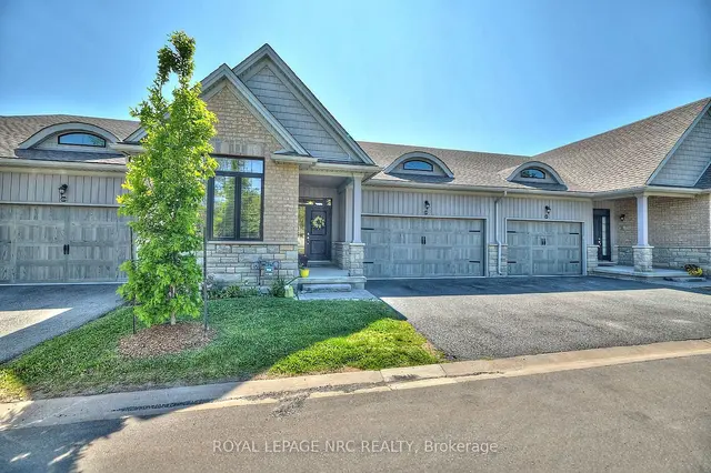 115 Borden Tr, Townhouse with 2 bedrooms, 2 bathrooms and 4 parking in Welland ON | Image 1