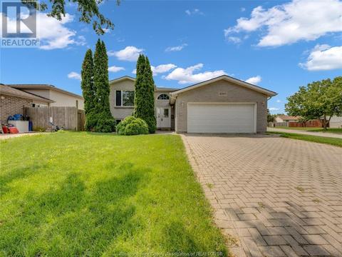 4005 Maple Leaf Crescent, House detached with 4 bedrooms, 2 bathrooms and null parking in Windsor ON | Card Image