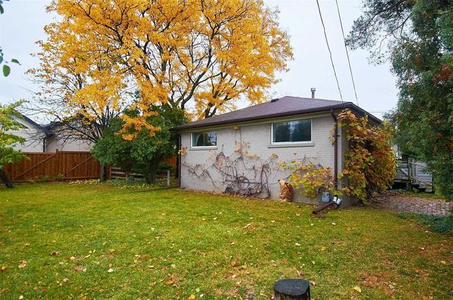 19 Hardwick Crt, House detached with 3 bedrooms, 2 bathrooms and 3 parking in Toronto ON | Image 32
