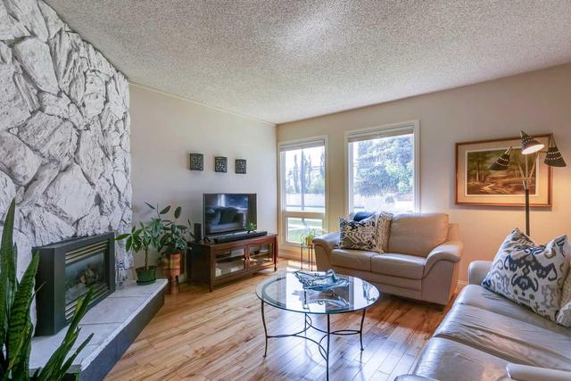 6924 Coach Hill Road Sw, Home with 3 bedrooms, 1 bathrooms and 1 parking in Calgary AB | Image 3